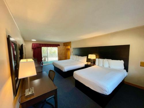 a hotel room with two beds and a desk at Indian Head Resort in Lincoln