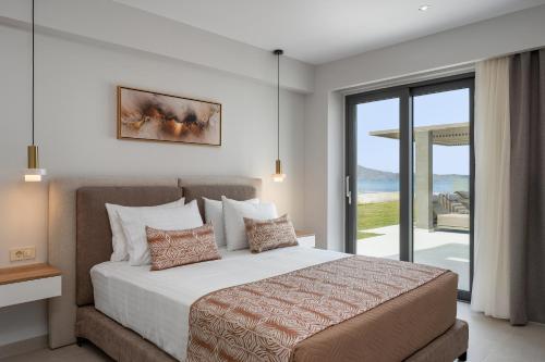 Postel nebo postele na pokoji v ubytování LUXURY VILLA EOS Beachfront 20 metres from the sea
