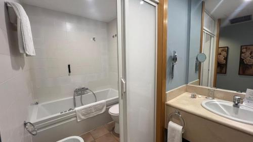 サリアにあるホテルアルフォンソIXのバスルーム(バスタブ、洗面台、トイレ付)