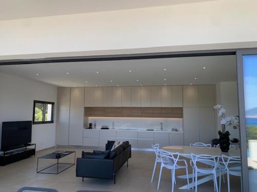 Dapur atau dapur kecil di VILLA RIVOLI vue mer et piscine