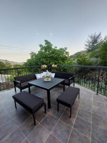 a patio with a table and chairs on a balcony at Veranda in Agros