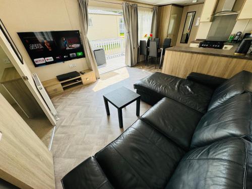 TV a/nebo společenská místnost v ubytování Rosa - Bournemouth Holiday Home