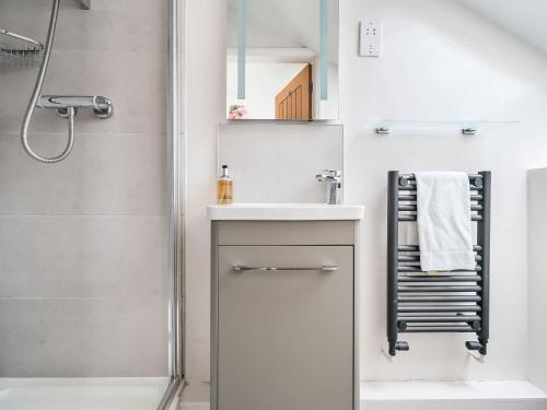 Et badeværelse på Cherry - Woodland Cottages