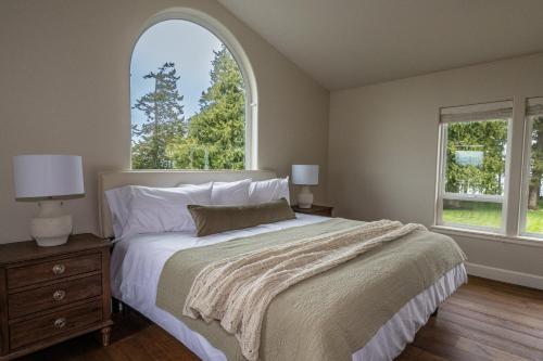 Ένα ή περισσότερα κρεβάτια σε δωμάτιο στο Salt and Cedar Bed and Breakfast