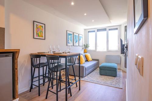 un salon avec une table et un canapé dans l'établissement Chamois Blanc Rosières- bright 1 bed apartment with amazing views, à Chamonix-Mont-Blanc
