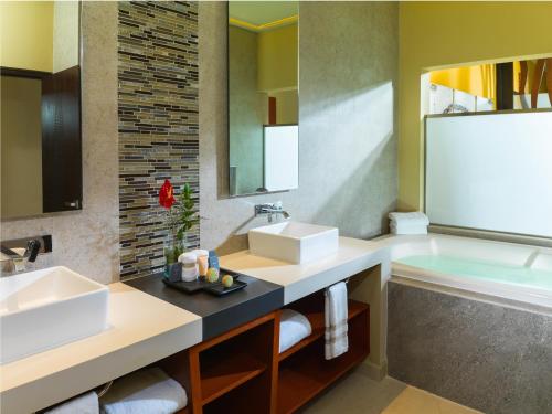 y baño con 2 lavabos y bañera. en Generations Riviera Maya Family Resort Catamarán, Aqua Nick & More Inclusive, en Puerto Morelos