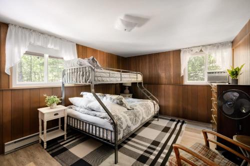 Poschodová posteľ alebo postele v izbe v ubytovaní Cabin HotTub, FirePit, Grill, Deck, Playset, WiFi