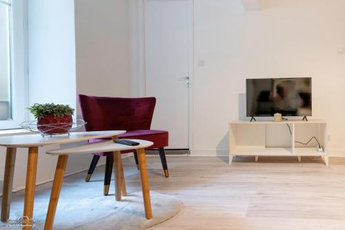 un salon avec une table et deux chaises dans l'établissement La cabane du pêcheur - Nantes - Bord de Loire, à Rezé