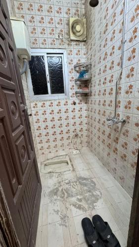 Room and Bath Only في Az Zāhir: حمام مع دش مع حذاء على الأرض