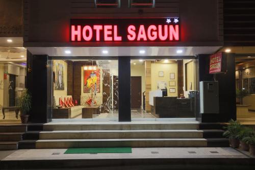 una sauna del hotel con un cartel de neón rojo en la parte delantera en HOTEL SAGUN, en Jaipur