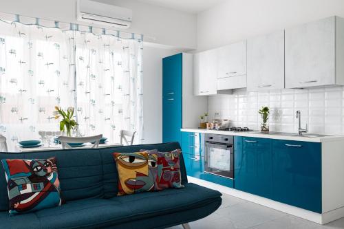 ein Wohnzimmer mit einer blauen Couch in einer Küche in der Unterkunft Freshwater Pirates in Gaeta