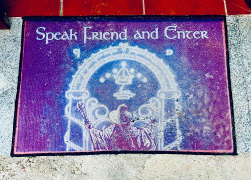 un signe pour un ami spécial et un ange sur un mur dans l'établissement Rivendel, à Poyales del Hoyo