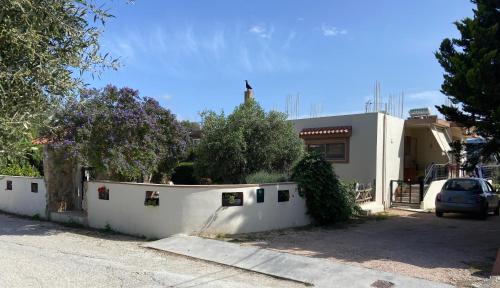a white fence in front of a house at Casa Terra in Kremasti