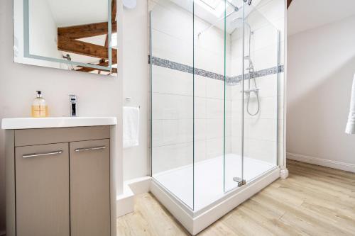 un bagno con doccia e lavandino di Acorn a Windermere