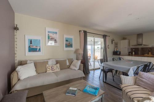 un salon avec un canapé et une table dans l'établissement Maison familiale la Noue, à Sainte-Marie de Ré