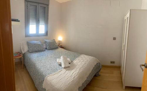 Un dormitorio con una cama con un osito de peluche encima. en Alhamar Granada centro, en Granada
