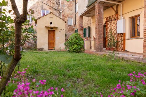 Il Cantuccio di Vittorio - Apartment with private garden in the Heart of Volterraにある庭