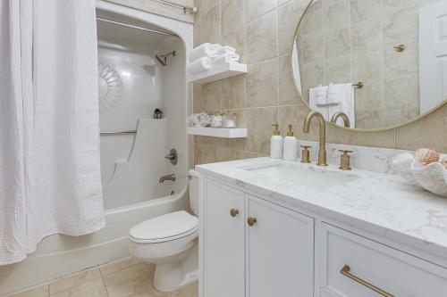 Ένα μπάνιο στο Pool and Beach Access Oceanfront Galveston Condo