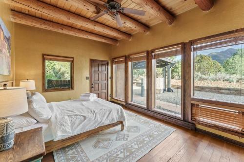 - une chambre avec un lit et de grandes fenêtres dans l'établissement Mountain Views Newly Renovated Secluded Retreat, 