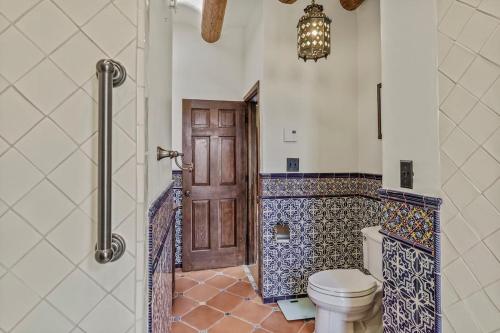 La salle de bains est pourvue de toilettes et d'une porte en bois. dans l'établissement Mountain Views Newly Renovated Secluded Retreat, 