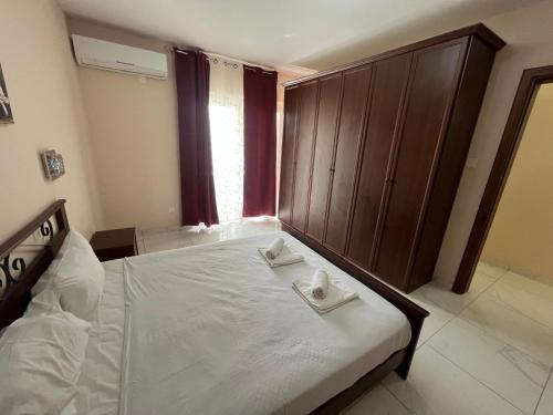 Postel nebo postele na pokoji v ubytování Mellieha large 4 Bedroom Apartment -sleeps 8 Prime Location- Beach 950m