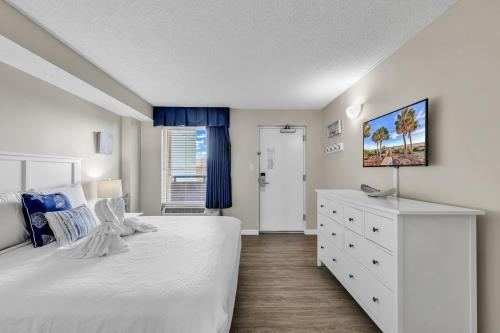 En eller flere senge i et værelse på Boardwalk Resort 537