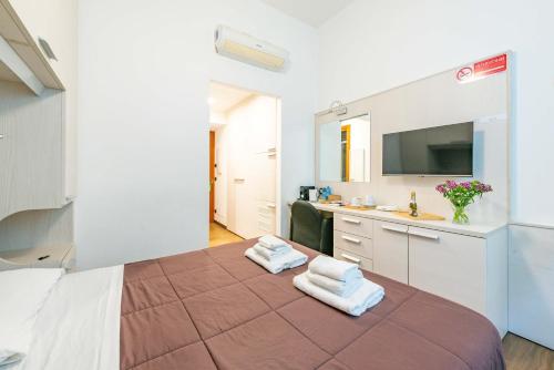 una camera con letto e lavandino e un bagno di ANDENIS TIBER HOUSE a Roma