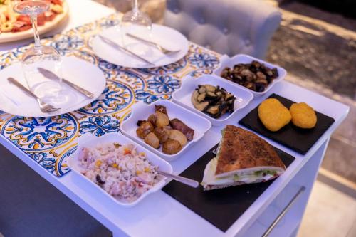 une table avec des assiettes de nourriture sur une table dans l'établissement SiricyAus, à Raguse