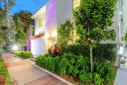 une maison avec un jardin en face dans l'établissement Kasa Collins Park Miami Beach Convention Center, à Miami Beach