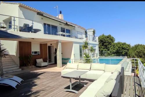 un canapé blanc sur la terrasse d'une maison dans l'établissement Amazing view seaside villa, à La Seyne-sur-Mer