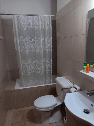 uma casa de banho com um WC, um chuveiro e um lavatório. em Pari Holiday apartments em Pafos
