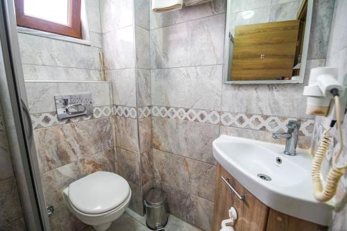 ボズジャ島にあるBozcaada Hotel Vitisのバスルーム(トイレ、洗面台付)