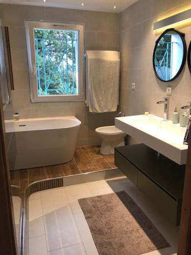 une salle de bain avec baignoire et toilettes et une fenêtre dans l'établissement Amazing view seaside villa, à La Seyne-sur-Mer