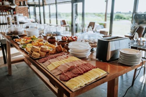 een tafel met daarop een buffet met eten bij Midland Hotel & Resort All Inclusive in Paso de los Toros
