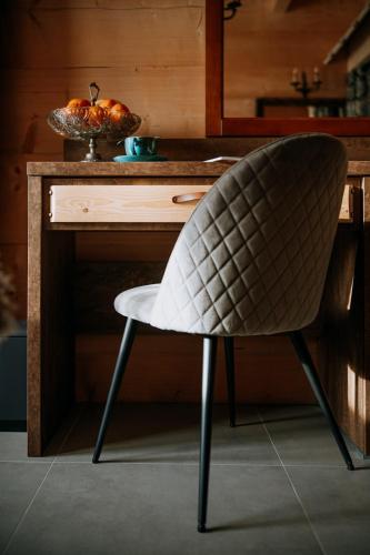 a chair sitting in front of a desk at Gordonówka Grand- blisko basenów termalnych Rezerwuj już dziś- nie przegap okazji! in Szaflary