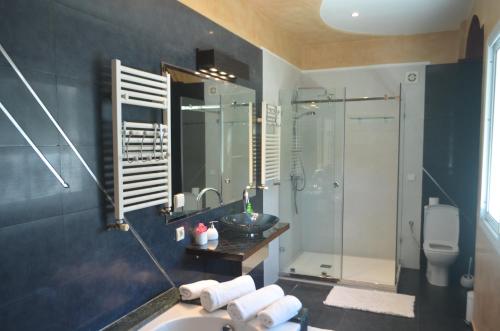 bagno con lavandino, doccia e servizi igienici di Villa Tishka a Oualidia