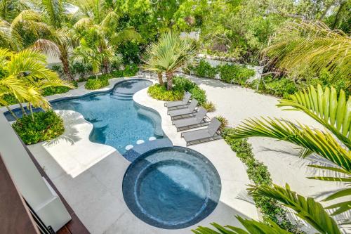 uma vista superior de uma piscina num resort em Compass Rose, 9 bed, 8,5 bath with amazing views! em Anna Maria