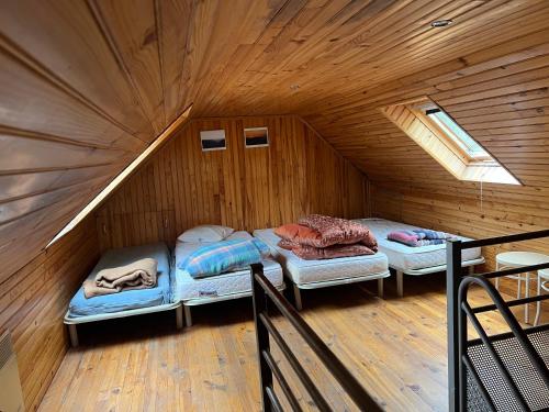 een kamer met 2 bedden in een houten huis bij Maison au Giraldès Le Claux Puy Mary Volcan chalet in Le Claux