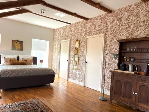 um quarto com uma cama e piso em madeira em Ark van Thesinge 
