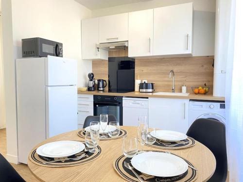 シャトールーにあるLe Métropolitain-proche centre-clim-refait à neuf-tout équipéのキッチン(皿、グラス付)