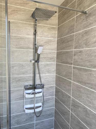 une douche avec pommeau de douche dans une salle de bain dans l'établissement Le Métropolitain-proche centre-clim-refait à neuf-tout équipé, à Châteauroux