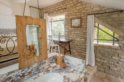 ein Badezimmer mit einem Waschbecken, einem Spiegel und einem Tisch in der Unterkunft Villa Sofia in Massa Lubrense