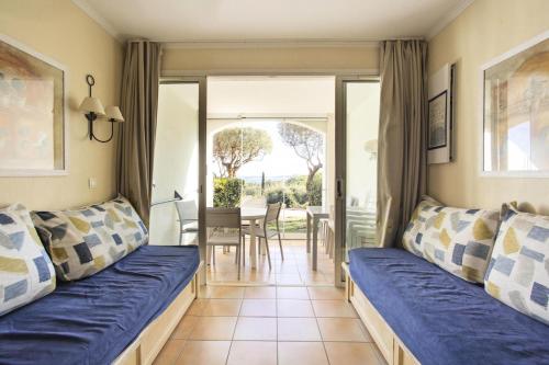 un salon avec deux canapés et une table dans l'établissement Les Appartements aux Restanques du Golfe de St Tropez - maeva Home - Appartement spacieux vue mer 2 pièces 5 personnes - Prestige - super Home MAE-2158, à Grimaud