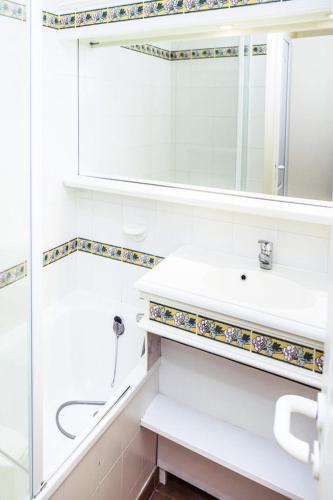 une salle de bain avec un lavabo et un miroir dans l'établissement Village Pont Royal en Provence - maeva Home - Appartement 2 Pièces 5 Personnes Sélection MAE-2164, à Mallemort