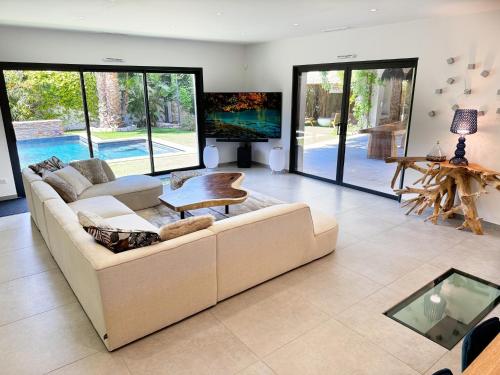 un grand salon avec un canapé et une télévision dans l'établissement Villa Prestige Confort & Piscine, à Marseille
