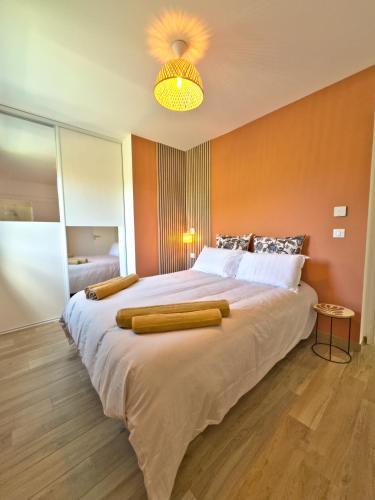 - une chambre avec un grand lit et un mur jaune dans l'établissement Villa Prestige Confort & Piscine, à Marseille