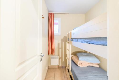 Ce dortoir comprend des lits superposés. dans l'établissement Village Moliets - maeva Home - 2 Pièces 6 Personnes Confort MAE-2186, à Moliets-et-Maa