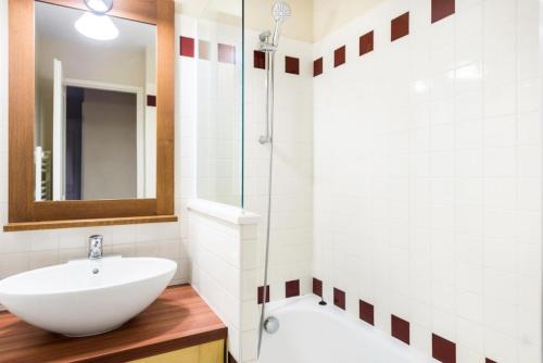 une salle de bain avec un lavabo blanc et une douche dans l'établissement Village Moliets - maeva Home - 2 Pièces 6 Personnes Confort MAE-2186, à Moliets-et-Maa