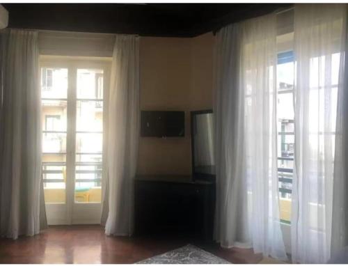 Habitación con 2 ventanas y cortinas blancas. en Mina Alsalam Hotel فندق ميناء السلام en El Cairo
