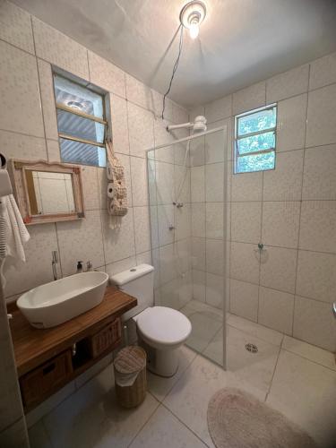 a bathroom with a toilet and a sink and a shower at Casa de campo em São Roque in São Roque
